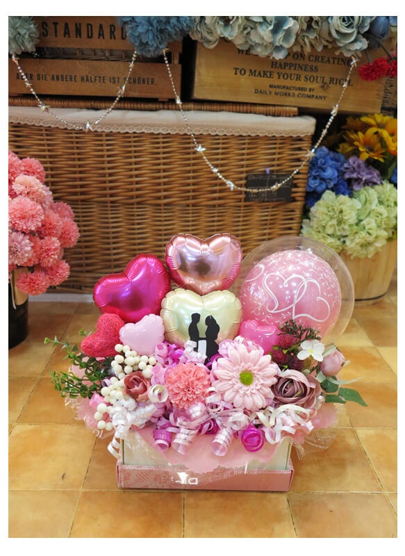 お花もバルーンもたっぷり！ 華やかな卓上ギフト 誕生日・結婚祝い
