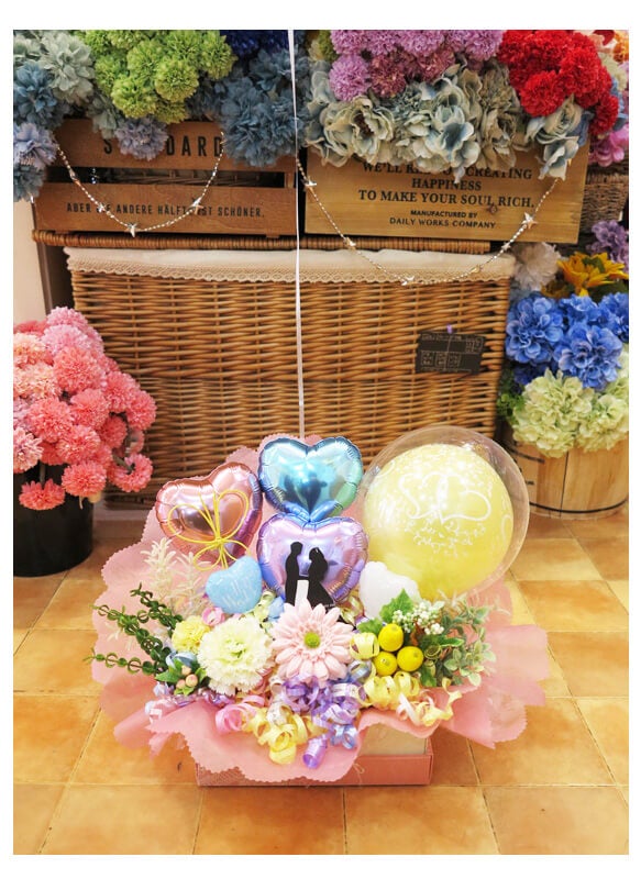 お花もバルーンもたっぷり！ 華やかな卓上ギフト 誕生日・結婚祝い