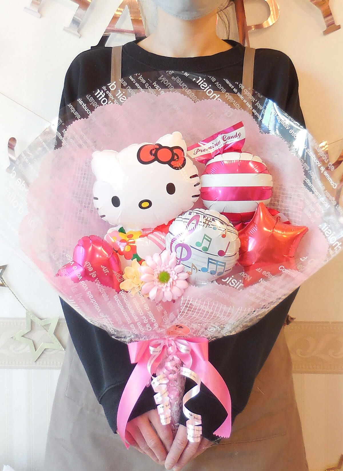 キティちゃんの花束アレンジ 発表会や誕生日、送別会にも｜バルーン